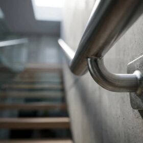 Corrimão helicoidal de aço inox 316L com fixação química e conformidade NBR 14718, projetado por Aldo Ramos