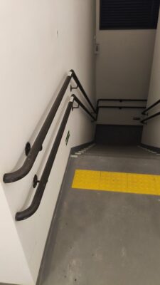Corrimão de aço inox 316L para escada interna com fixação reforçada padrão NBR.