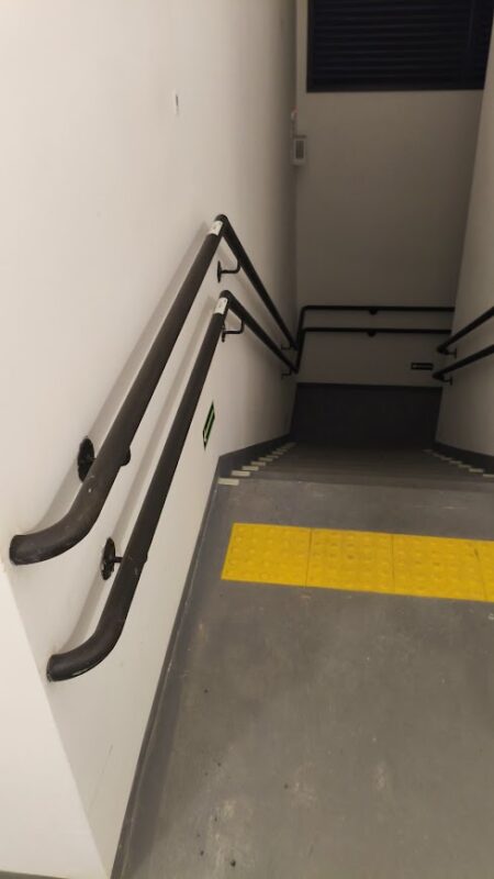 Corrimão de aço inox 316L para escada interna com fixação reforçada padrão NBR.