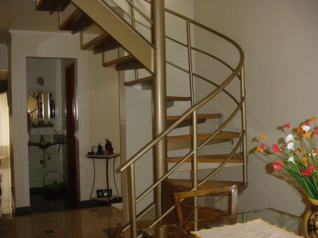 Escadas de ferro para pequenos espaços