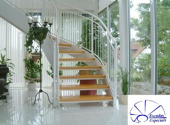 escada-de-chapa-com-degraus-de-madeira
