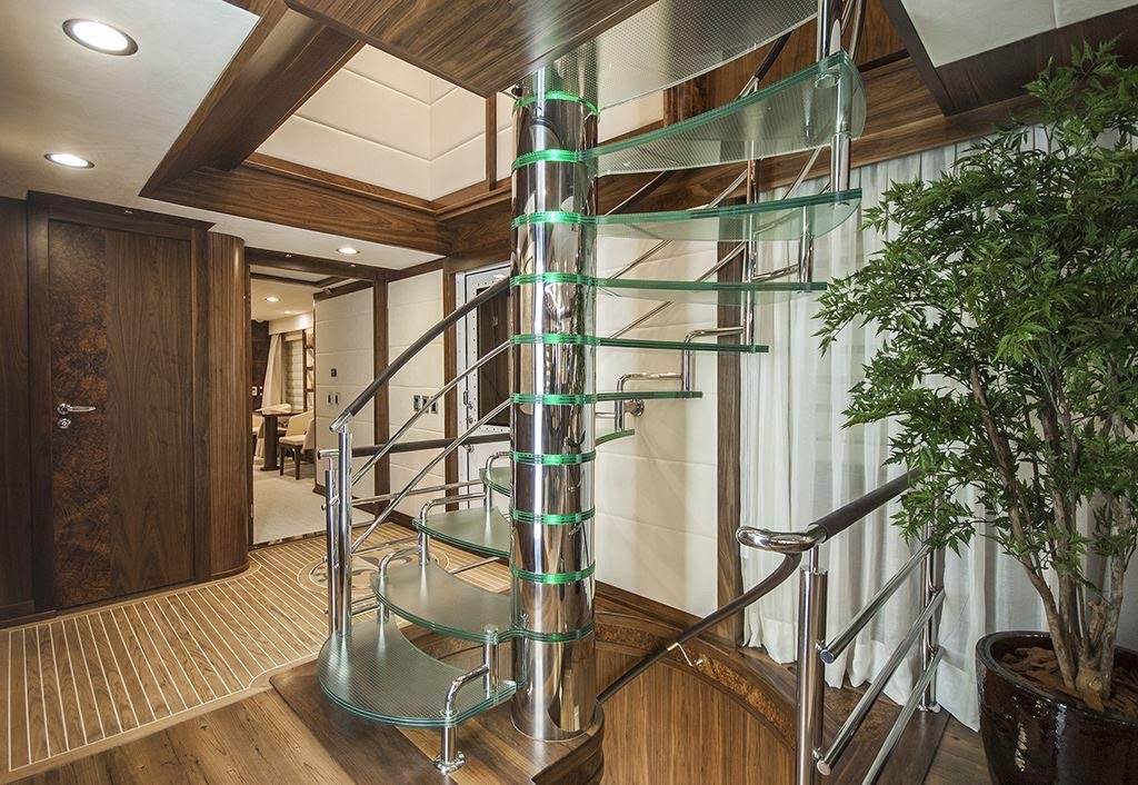 Escada caracol com estrutura de aço inox e degraus de vidro