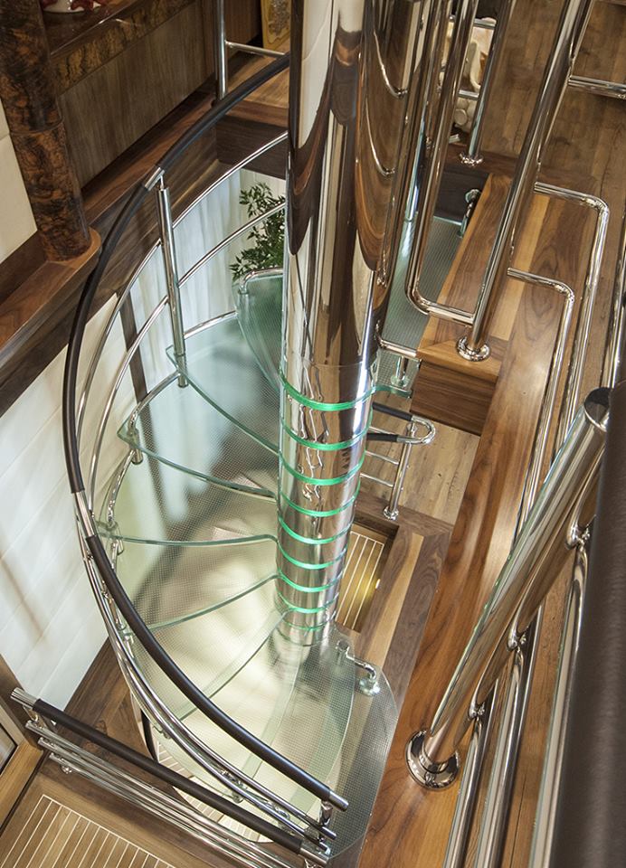 escada helicoidal com degraus de vidro