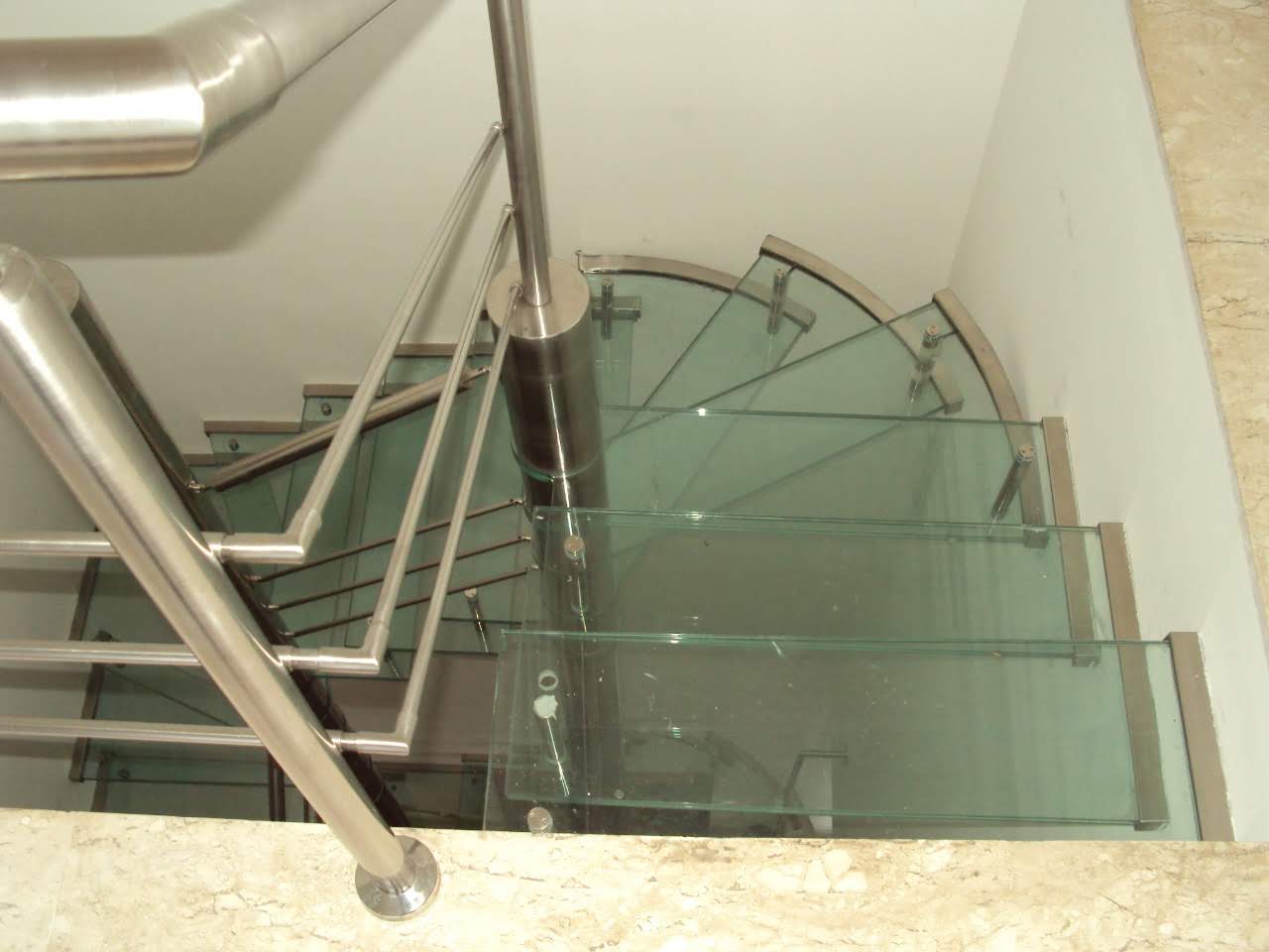 Escada de vidro tipo J