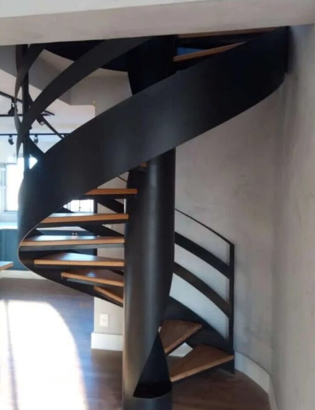 escada helicoidal com degraus de madeira