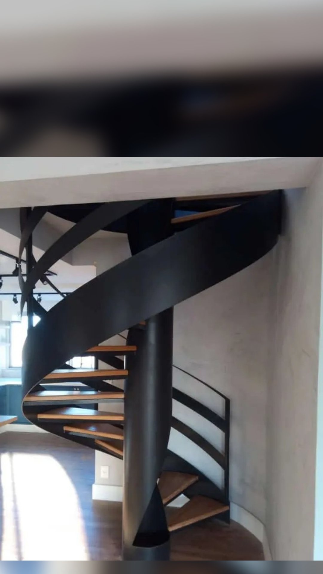 escada helicoidal com degraus de madeira