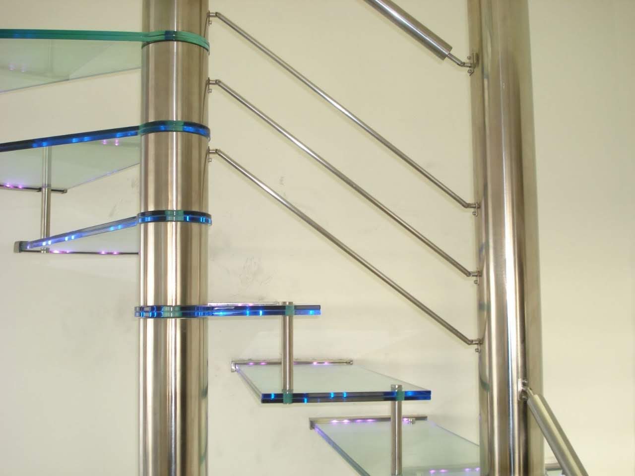 Escada com degraus de vidro e iluminação com led