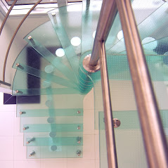 Escada caracol com degraus de vidro