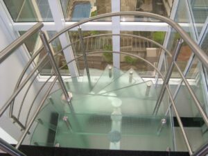 escada especial com degraus de vidro e estrutura de aço carbono