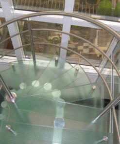 Escada especial com degraus de vidro
