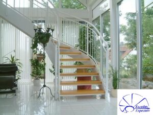 escada de chapa com degraus de madeira 3