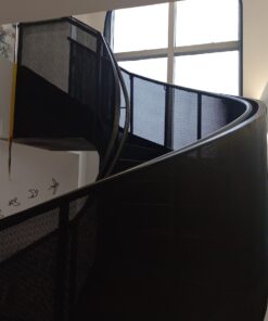 Escada helicoidal com guarda corpo de chapa perfurada