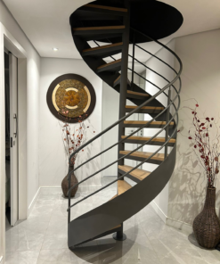 foto de uma escada helicoidal para pequenos espaços