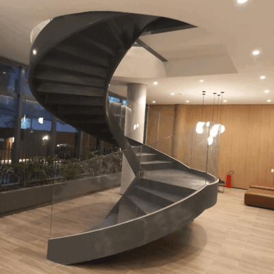 Escada helicoidal de luxo com design moderno e acabamento sofisticado