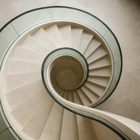 Vista superior da escada helicoidal com design espiral elegante