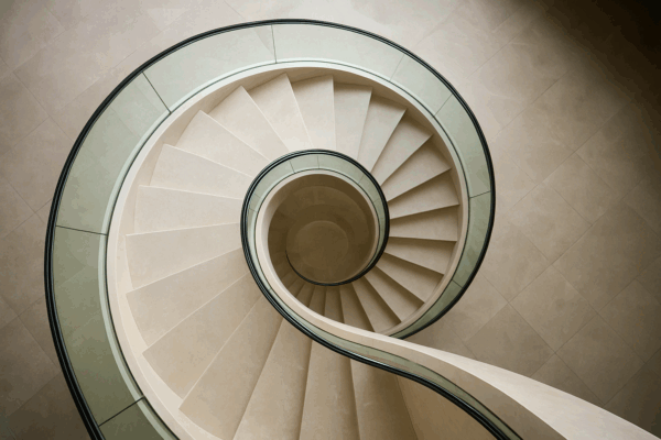 Vista superior da escada helicoidal com design espiral elegante