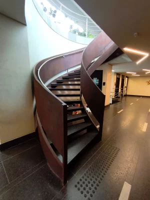Detalhe estrutural de escada helicoidal em aço corten sob medida