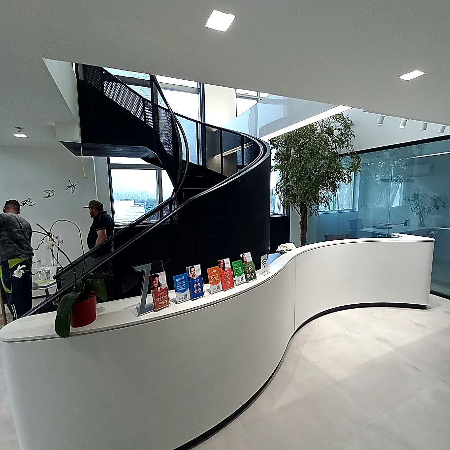 Escada helicoidal metálica de alto padrão aplicada em ambiente corporativo contemporâneo
