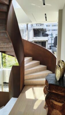 Escada helicoidal moderna em ambiente contemporâneo