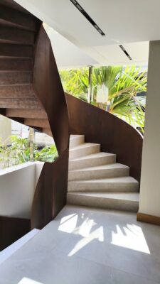 escada helicoidal para duplex em ambiente moderno