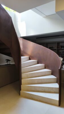 foto de uma escada helicoidal moderna em ambiente contemporâneo