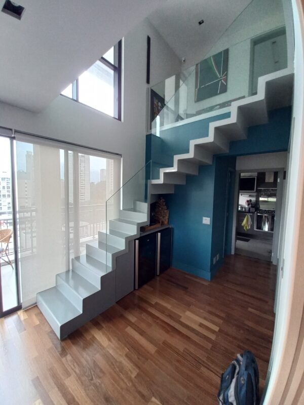 Foto de uma Escada Ideal tipo L