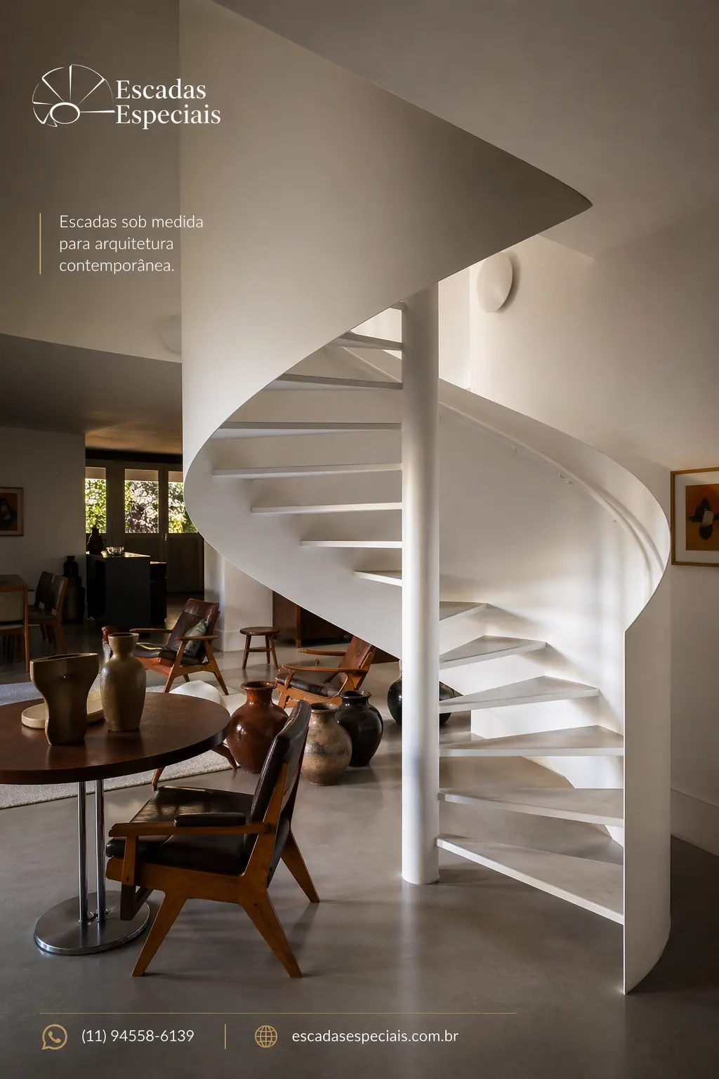 Escada caracol branca minimalista em ambiente sofisticado com identidade Escadas EspeciaisLEGENDA