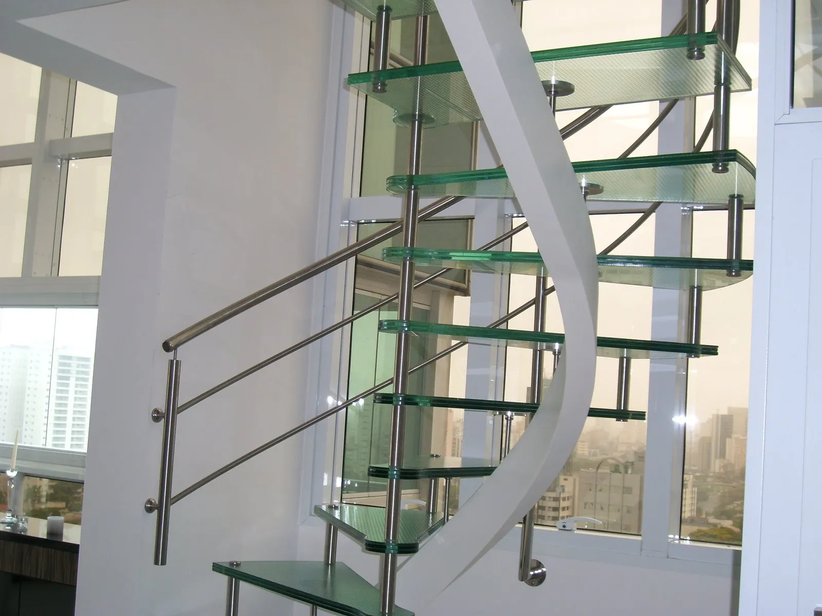 Escada de vidro em ambiente moderno