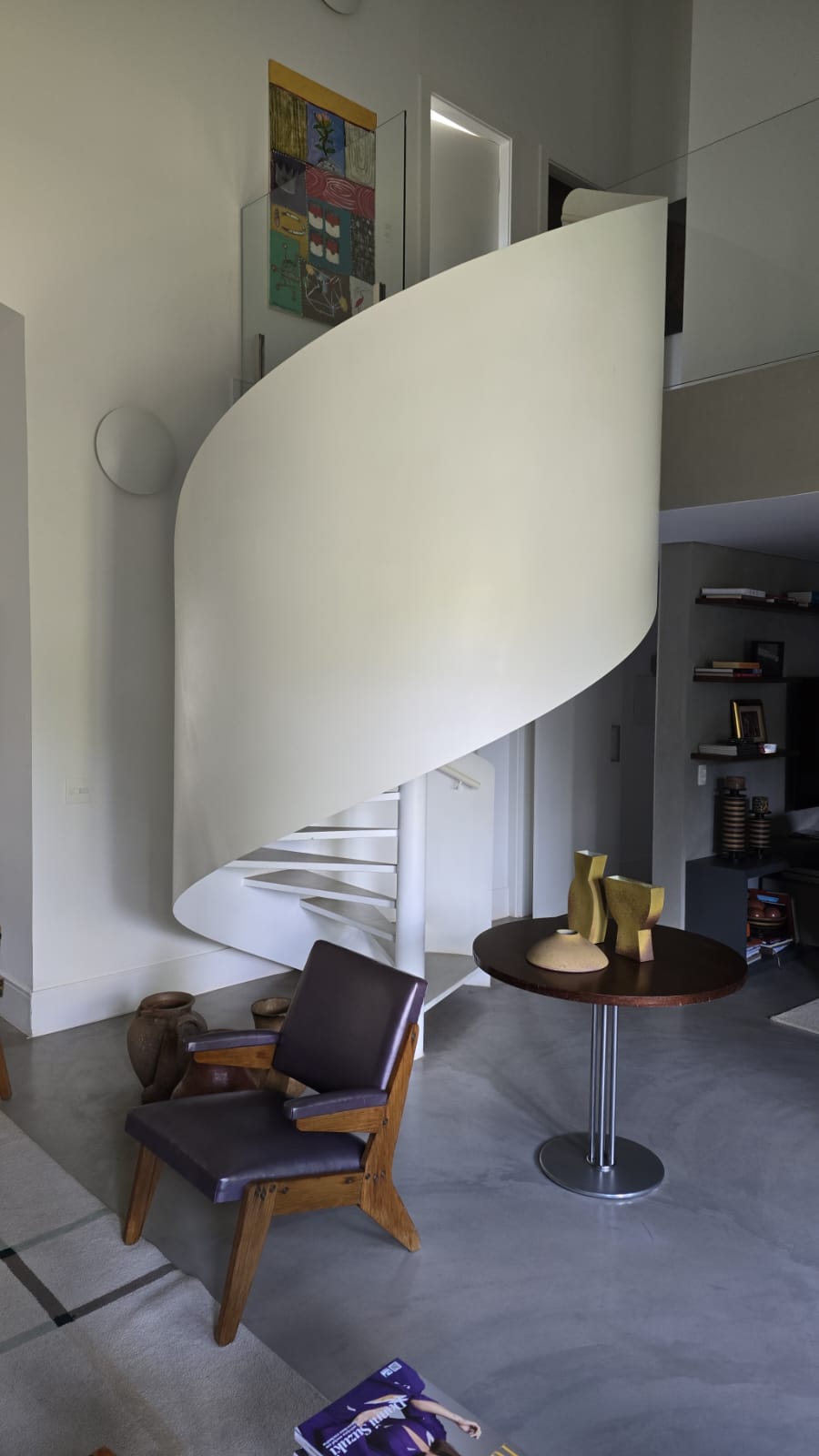 Escada caracol compacta com design funcional e estrutura metálica