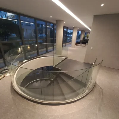 Vidro curvo para escada helicoidal em residência de alto padrão em São Paulo