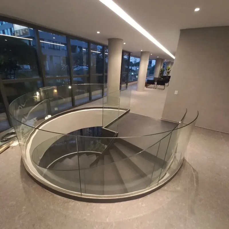 Vidro curvo para escada helicoidal em residência de alto padrão em São Paulo