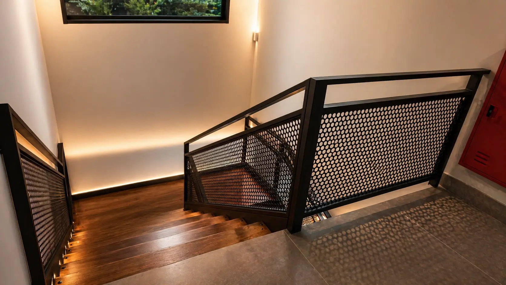 Estrutura de escada metálica com engenharia em aço e design arquitetônico