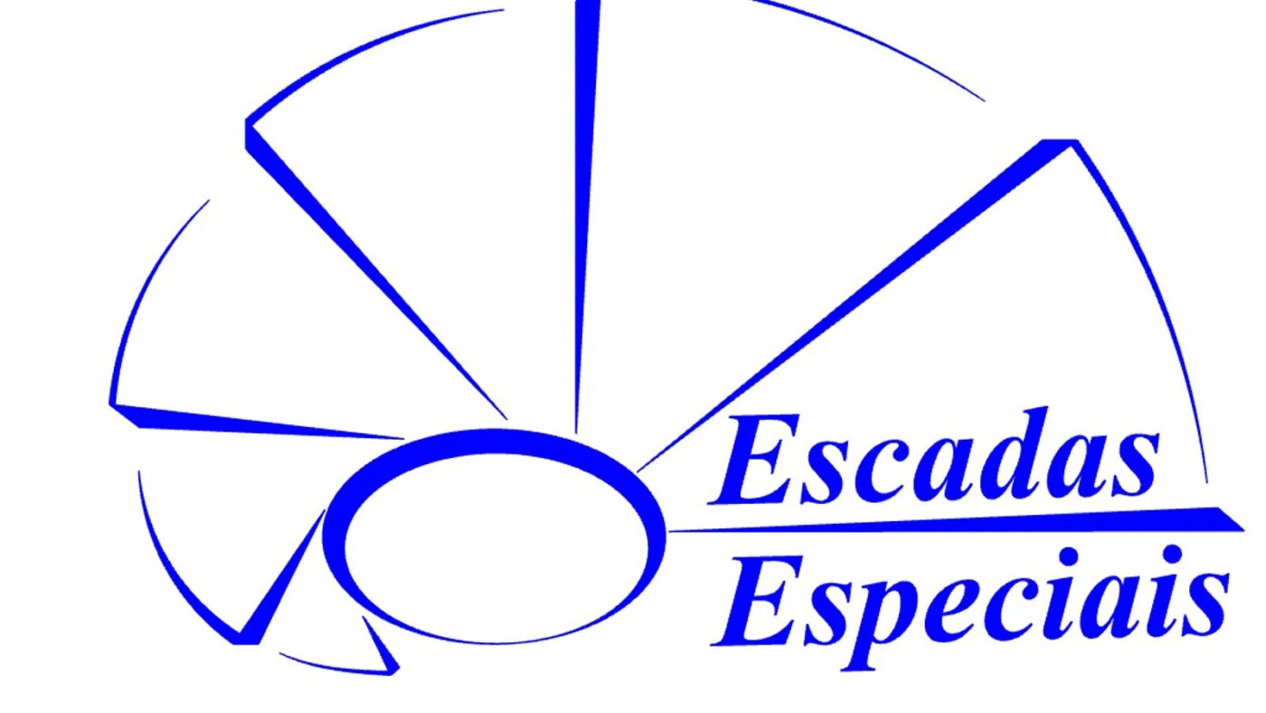 Escada helicoidal em espaço de pé-direito duplo representando circulação vertical em arquitetura