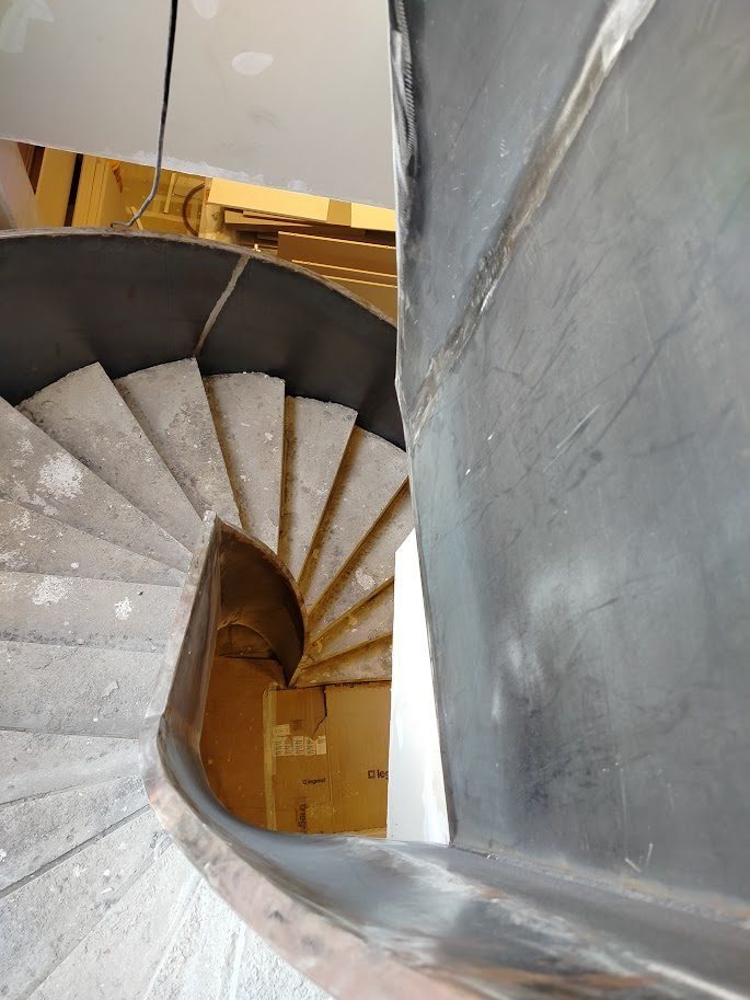 Espiral de degraus de pedra e aço corten vista de cima